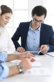 Groupe d'hommes d'affaires discutant des questions ? se r?unir dans le bureau moderne Directeurs ? la n?gociation ou ? l'?change photographie stock libre de droits Groupe d'hommes d'affaires discutant des questions ? se r?unir dans le bureau moderne Directeurs ? la n?gociation ou ? l'?change photographie stock libre de droits