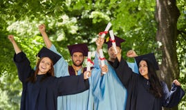Groupe d'étudiants dans des robes d'obtention du diplôme photo libre de droits Groupe d'étudiants dans des robes d'obtention du diplôme photo libre de droits