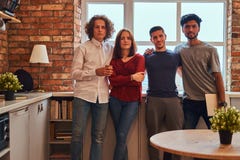 Groupe d'étudiants interraciaux avec l'ordinateur portable dans le dortoir d'étudiant photographie stock Groupe d'étudiants interraciaux avec l'ordinateur portable dans le dortoir d'étudiant photographie stock