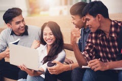 Groupe d'étudiants souriant comme ils utilisent l'ordinateur portable images libres de droits Groupe d'étudiants souriant comme ils utilisent l'ordinateur portable images libres de droits