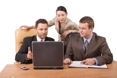 Groupe de 3 gens d'affaires collaborant avec l'ordinateur portatif dans le bureau - horizontal, d'isolement photographie stock libre de droits Groupe de 3 gens d'affaires collaborant avec l'ordinateur portatif dans le bureau - horizontal, d'isolement photographie stock libre de droits