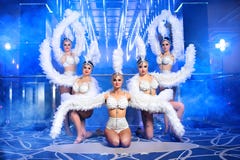 Groupe de beaux danseurs féminins dans des costumes blancs de carnaval photos stock Groupe de beaux danseurs féminins dans des costumes blancs de carnaval photos stock
