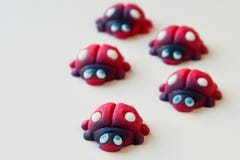 Groupe de coccinelles rouges avec des yeux bleus images stock Groupe de coccinelles rouges avec des yeux bleus images stock