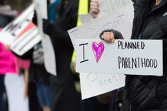 Groupe de démonstration pour l'avortement et l'euthanasie de condition parentale prévue avec des signes Photo libre de droits Groupe de démonstration pour l'avortement et l'euthanasie de condition parentale prévue avec des signes Photo libre de droits
