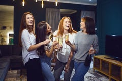 Groupe de femmes avec des verres de champagne ayant l'amusement à une partie à la maison images libres de droits Groupe de femmes avec des verres de champagne ayant l'amusement à une partie à la maison images libres de droits