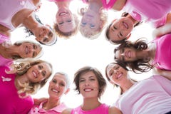 Groupe de femmes heureuses dans le rose de port de cercle pour le cancer du sein photo libre de droits Groupe de femmes heureuses dans le rose de port de cercle pour le cancer du sein photo libre de droits