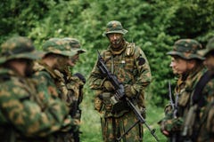 Groupe de forces spéciales de soldats pendant l'incursion dans la forêt image stock Groupe de forces spéciales de soldats pendant l'incursion dans la forêt image stock