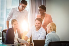 Groupe de gens d'affaires agissant l'un sur l'autre utilisant le comprimé numérique photographie stock Groupe de gens d'affaires agissant l'un sur l'autre utilisant le comprimé numérique photographie stock