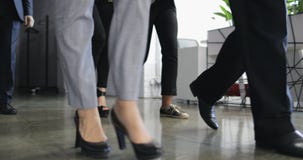 Groupe de gens d'affaires marchant dans le couloir de la vue inférieure moderne d'immeuble de bureaux, équipe d'hommes d'affaires banque de vidéos Groupe de gens d'affaires marchant dans le couloir de la vue inférieure moderne d'immeuble de bureaux, équipe d'hommes d'affaires banque de vidéos
