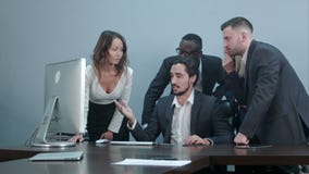 Groupe de gens d'affaires multiraciaux autour de la table de conférence regardant l'ordinateur portable et parlant à une une autr banque de vidéos Groupe de gens d'affaires multiraciaux autour de la table de conférence regardant l'ordinateur portable et parlant à une une autr banque de vidéos