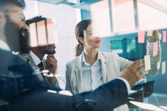 Groupe de gens d'affaires Gens d'affaires partageant leurs id?es photographie stock libre de droits Groupe de gens d'affaires Gens d'affaires partageant leurs id?es photographie stock libre de droits