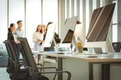 Groupe de gens d'affaires se réunissant ensemble dans le bureau moderne T photographie stock libre de droits Groupe de gens d'affaires se réunissant ensemble dans le bureau moderne T photographie stock libre de droits