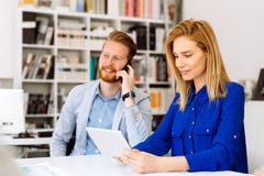Groupe de gens d'affaires travaillant comme équipe dans le bureau image libre de droits Groupe de gens d'affaires travaillant comme équipe dans le bureau image libre de droits