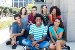 Groupe de jeunes adultes assez internationaux photos stock Groupe de jeunes adultes assez internationaux photos stock
