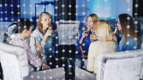 Groupe de jeunes amis détendant dans un café ou un club Se reposant à la table, au champagne de boissons ou aux verres de vin banque de vidéos Groupe de jeunes amis détendant dans un café ou un club Se reposant à la table, au champagne de boissons ou aux verres de vin banque de vidéos