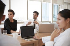 Groupe de la réunion de personnel médical autour du Tableau dans l'hôpital images libres de droits Groupe de la réunion de personnel médical autour du Tableau dans l'hôpital images libres de droits