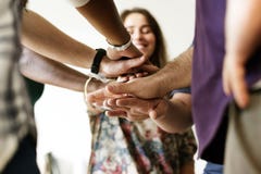 Groupe de mains jointives par personnes diverses photo libre de droits Groupe de mains jointives par personnes diverses photo libre de droits