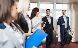 Groupe de Meeting Business People de réceptionniste d'hôtel dans le lobby image stock Groupe de Meeting Business People de réceptionniste d'hôtel dans le lobby image stock