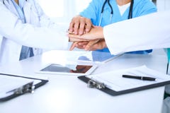 Groupe de médecins joignant des mains lors de la réunion Travail d'équipe et succès dans la médecine Image libre de droits Groupe de médecins joignant des mains lors de la réunion Travail d'équipe et succès dans la médecine Image libre de droits