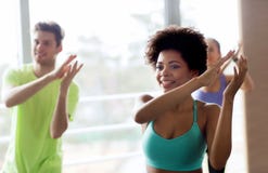 Groupe de personnes de sourire dansant dans le gymnase ou le studio image stock Groupe de personnes de sourire dansant dans le gymnase ou le studio image stock