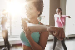 Groupe de personnes de sourire dansant dans le gymnase ou le studio photos stock Groupe de personnes de sourire dansant dans le gymnase ou le studio photos stock