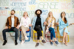 Groupe de personnes diverses sur le fond blanc de mur photographie stock Groupe de personnes diverses sur le fond blanc de mur photographie stock