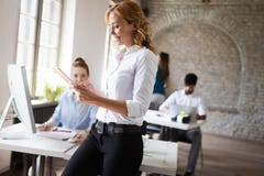 Groupe de personnes heureux r?ussi apprenant la technologie et les affaires de la programmation pendant la pr?sentation image stock Groupe de personnes heureux r?ussi apprenant la technologie et les affaires de la programmation pendant la pr?sentation image stock