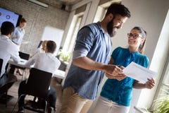 Groupe de personnes heureux r?ussi apprenant la technologie et les affaires de la programmation pendant la pr?sentation image stock Groupe de personnes heureux r?ussi apprenant la technologie et les affaires de la programmation pendant la pr?sentation image stock