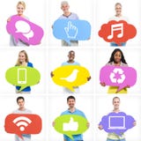Groupe de personnes multi-ethniques diverses tenant des bulles de la parole illustration stock Groupe de personnes multi-ethniques diverses tenant des bulles de la parole illustration stock