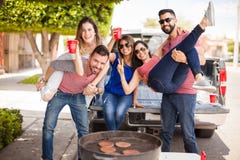 Groupe de personnes non-respect des distances de sécurité et hamburgers de griller image libre de droits Groupe de personnes non-respect des distances de sécurité et hamburgers de griller image libre de droits