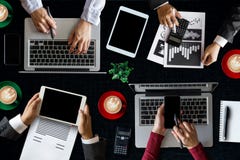 Groupe de personnes occup?es multi-ethniques travaillant dans un bureau photos libres de droits Groupe de personnes occup?es multi-ethniques travaillant dans un bureau photos libres de droits