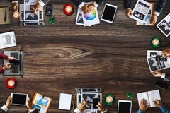 Groupe de personnes occup?es multi-ethniques travaillant dans un bureau photos libres de droits Groupe de personnes occup?es multi-ethniques travaillant dans un bureau photos libres de droits