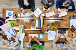 Groupe de personnes occupées multi-ethniques travaillant dans un bureau image stock Groupe de personnes occupées multi-ethniques travaillant dans un bureau image stock