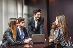 Groupe de personnes occupées multi-ethniques travaillant dans un bureau images libres de droits Groupe de personnes occupées multi-ethniques travaillant dans un bureau images libres de droits