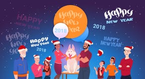 Groupe de personnes portant Santa Hats With Cute Dog au-dessus du lettrage de bonne année sur le fond bleu illustration libre de droits Groupe de personnes portant Santa Hats With Cute Dog au-dessus du lettrage de bonne année sur le fond bleu illustration libre de droits