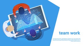 Groupe de personnes à la Tablette de Digital avec le concept de Team Working With Data Teamwork de graphique de finances Illustration Libre de Droits Groupe de personnes à la Tablette de Digital avec le concept de Team Working With Data Teamwork de graphique de finances Illustration Libre de Droits