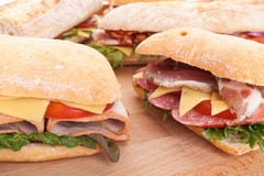 Groupe de sandwichs bourrés à ciabatta images stock Groupe de sandwichs bourrés à ciabatta images stock