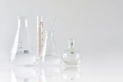 Groupe de verrerie de laboratoire scientifique avec la solution liquide claire, recherche et développement photographie stock Groupe de verrerie de laboratoire scientifique avec la solution liquide claire, recherche et développement photographie stock