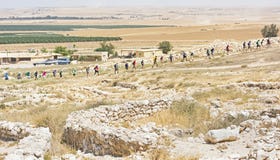 Groupe de visite au téléphone Arad en Israël images stock Groupe de visite au téléphone Arad en Israël images stock
