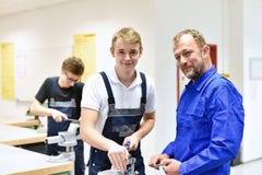 Groupe des jeunes dans la formation professionnelle technique avec le teac photo libre de droits Groupe des jeunes dans la formation professionnelle technique avec le teac photo libre de droits