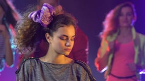 Groupe des jeunes dansant avec les bras augmentés dans le club fumeux Mouvement lent banque de vidéos Groupe des jeunes dansant avec les bras augmentés dans le club fumeux Mouvement lent banque de vidéos
