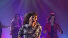 Groupe des jeunes dansant avec les bras augmentés en musique clips vidéos Groupe des jeunes dansant avec les bras augmentés en musique clips vidéos