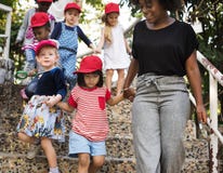 Groupe divers d'enfants sur un fieldrtip photo stock Groupe divers d'enfants sur un fieldrtip photo stock
