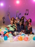 Groupe heureux d'amis entourés avec des ballons Images libres de droits
