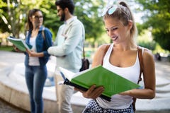 Groupe heureux d'étudiants étudiant et apprenant ensemble dans l'université image stock Groupe heureux d'étudiants étudiant et apprenant ensemble dans l'université image stock