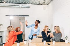 Groupe international de femmes heureuses célébrant le succès lors de la réunion d'équipe images libres de droits Groupe international de femmes heureuses célébrant le succès lors de la réunion d'équipe images libres de droits
