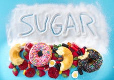 Groupe malsain mais délicieux de gâteaux doux de beignet et un bon nombre de g photo stock Groupe malsain mais délicieux de gâteaux doux de beignet et un bon nombre de g photo stock