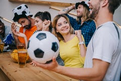 groupe multiculturel émotif d'amis regardant le match de football image stock groupe multiculturel émotif d'amis regardant le match de football image stock