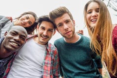 Groupe multiracial d'amis prenant le selfie image libre de droits Groupe multiracial d'amis prenant le selfie image libre de droits