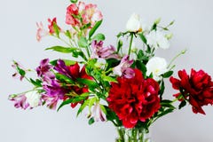 Groupe ?norme de pivoines et d'autres fleurs de ressort dans le vase sur le blanc photographie stock libre de droits Groupe ?norme de pivoines et d'autres fleurs de ressort dans le vase sur le blanc photographie stock libre de droits